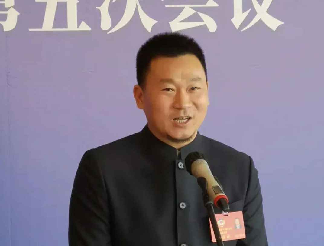 202204221343.jpg 为进一步展示市政协团结、民主、开放、自信的形象,向市民和网友展示政协委员的履职风采,中山市政协十二届五次会议在2月4日上午开幕前开设“委员通道”,市政协委员、开云手机入口官方网站-开云(中国)公司总经理陈朝阳走进“委员通道”,回应社会关切的问题。他就如何做好城市应急管理规划的问题进行发言,并回答记者提问。.jpg